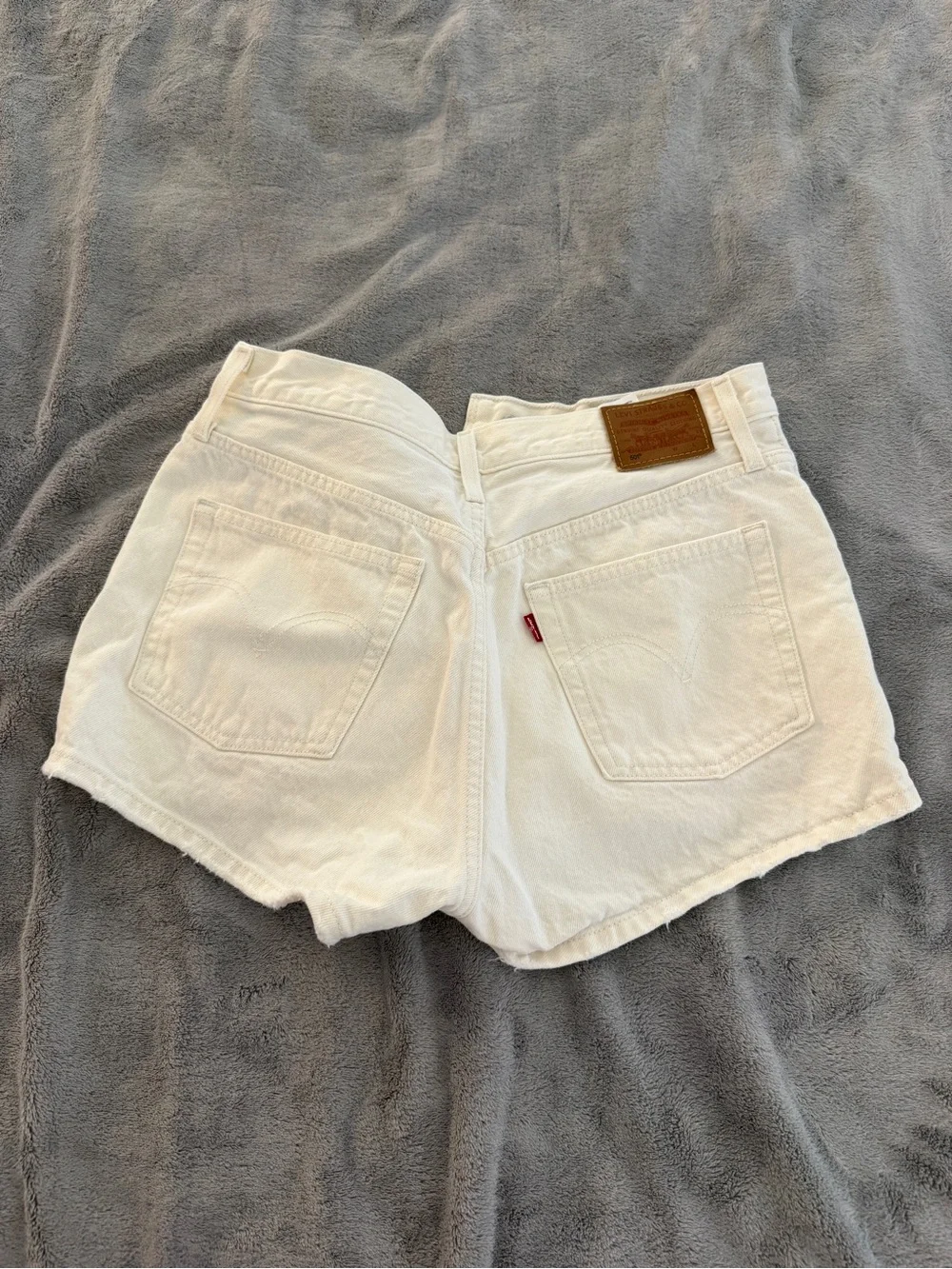Women's Levi High-Rise Cream Denim Shorts - Size 30 Waist - Picture 8 of 8